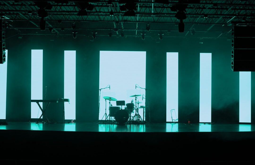 Escenario con luces de reality show televisivo