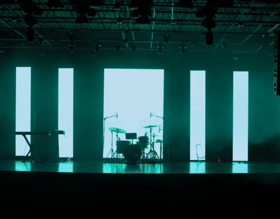 Escenario con luces de reality show televisivo