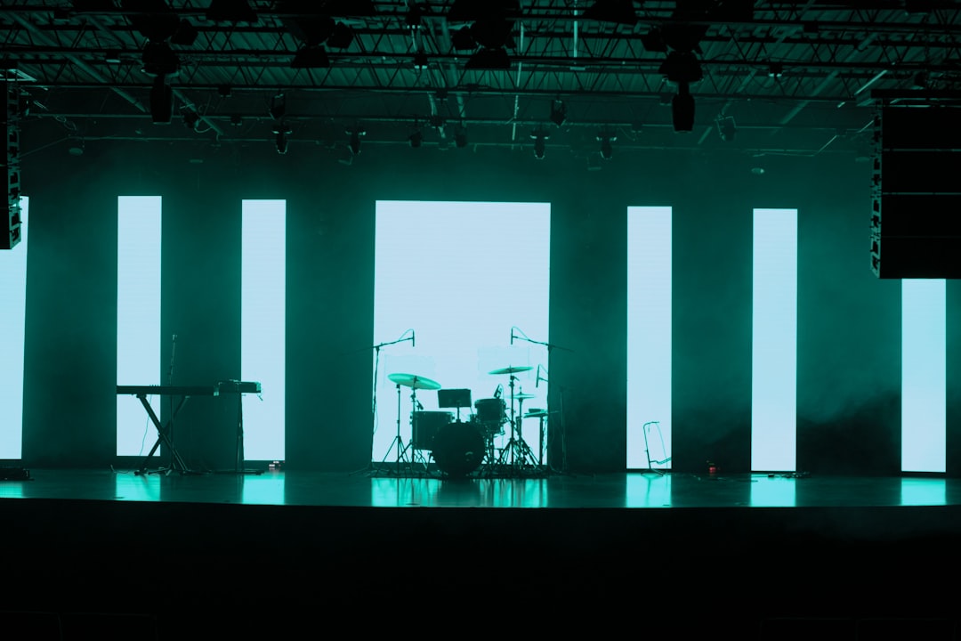 Escenario con luces de reality show televisivo