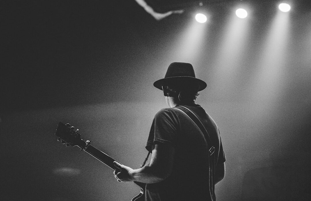 Cantante tocando guitarra en concierto de música country