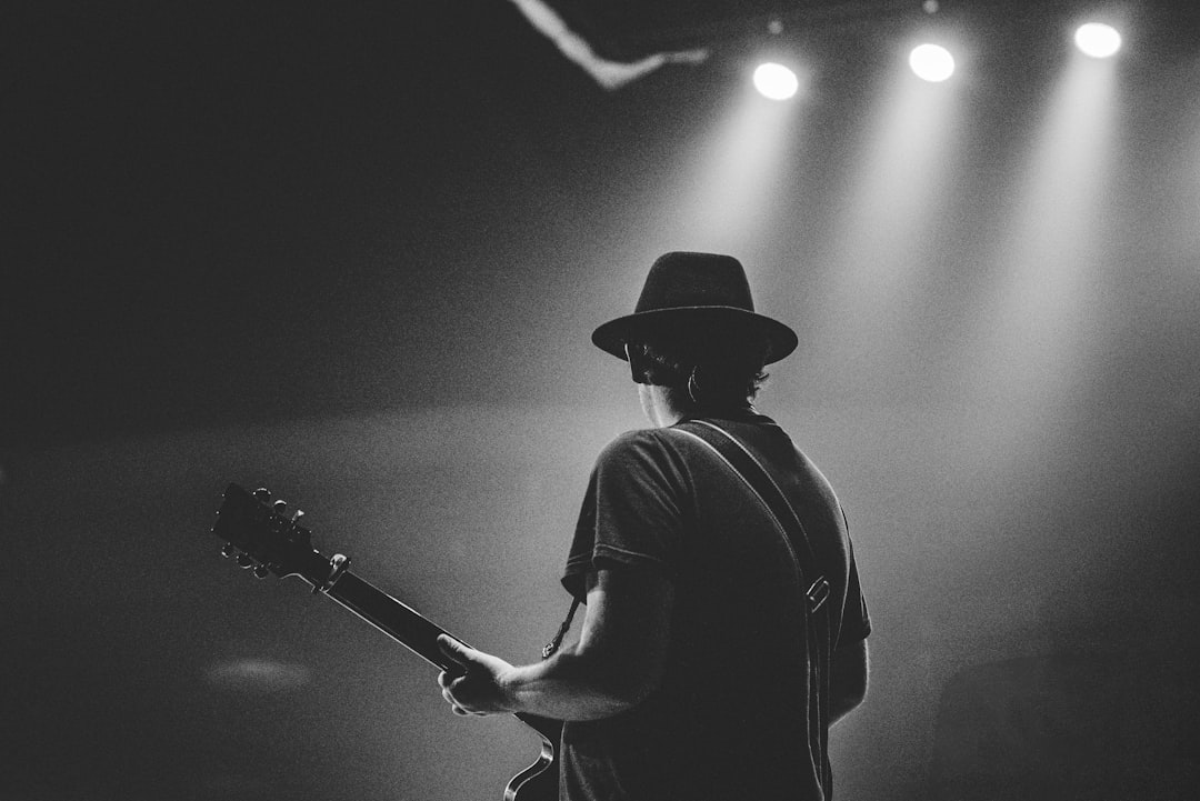 Cantante tocando guitarra en concierto de música country