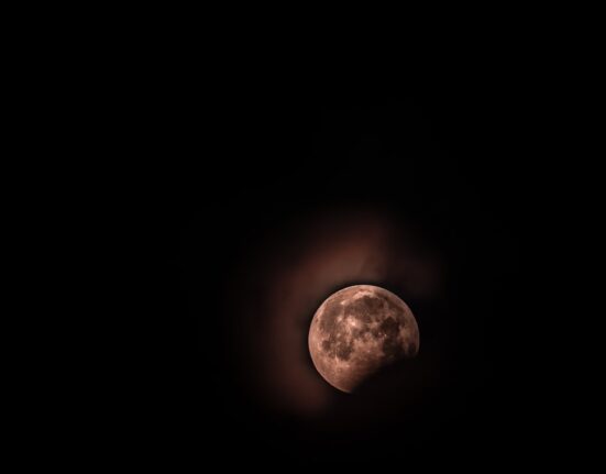 Eclipse lunar - Super Blood Wolf Moon en cielo nocturno