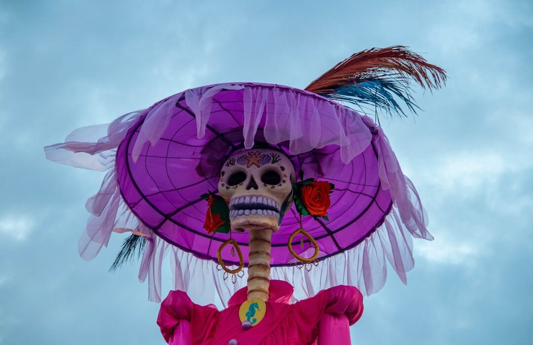 Catrina con sombrero morado y plumas, Día de Muertos México