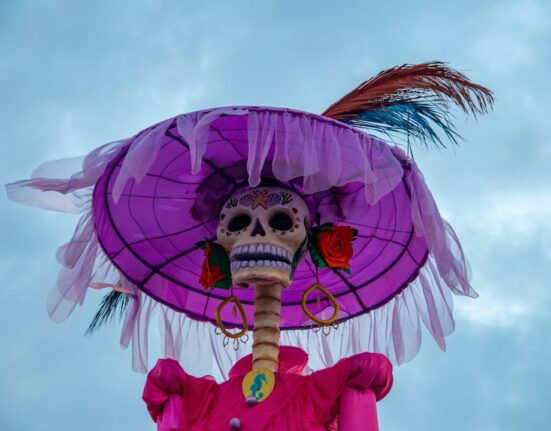 Catrina con sombrero morado y plumas, Día de Muertos México