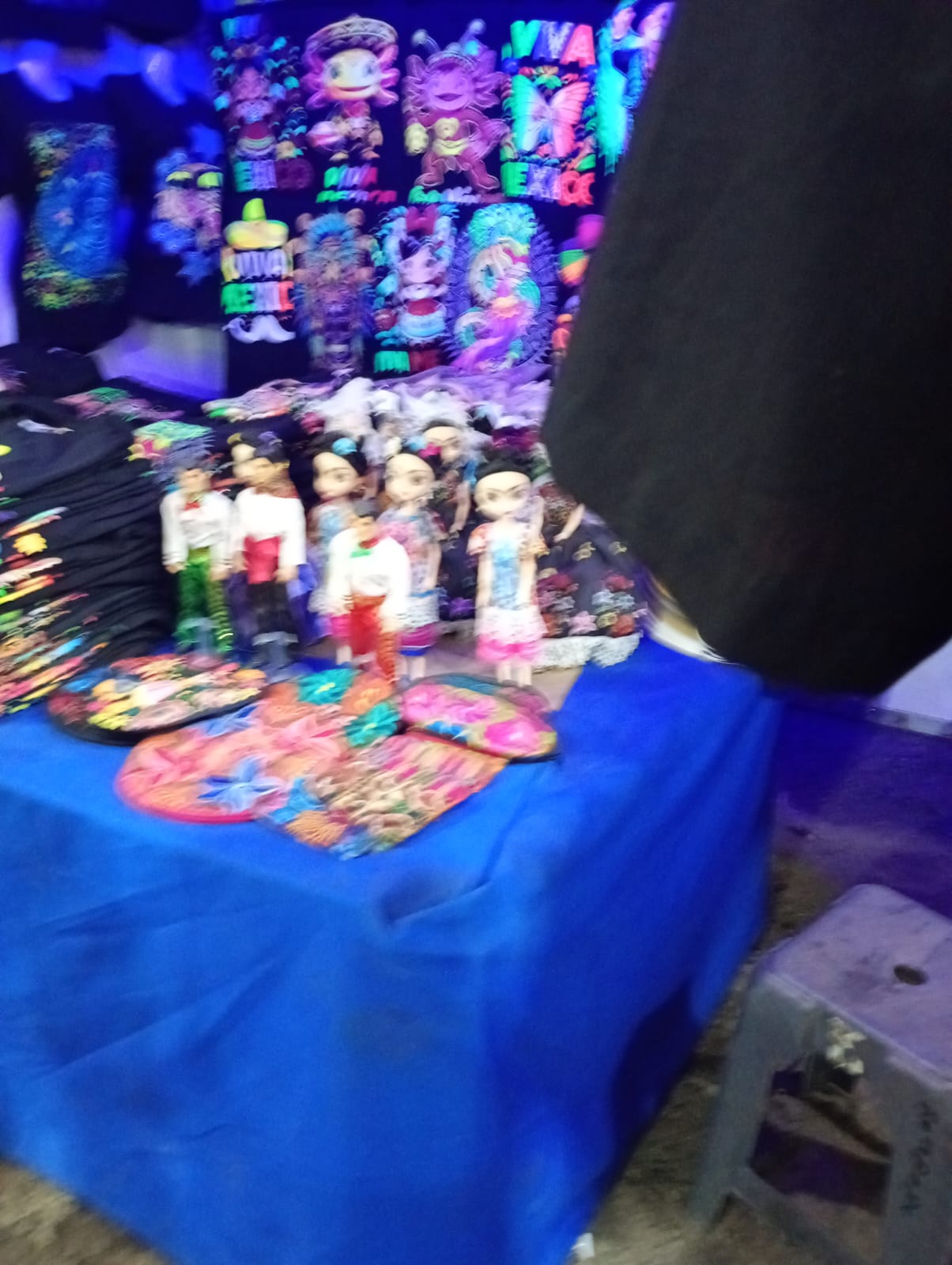 Stand de artesanías oaxaqueñas, muñecas y souvenirs mexicanos en el festival Guelaguetza de Irapuato 2026
