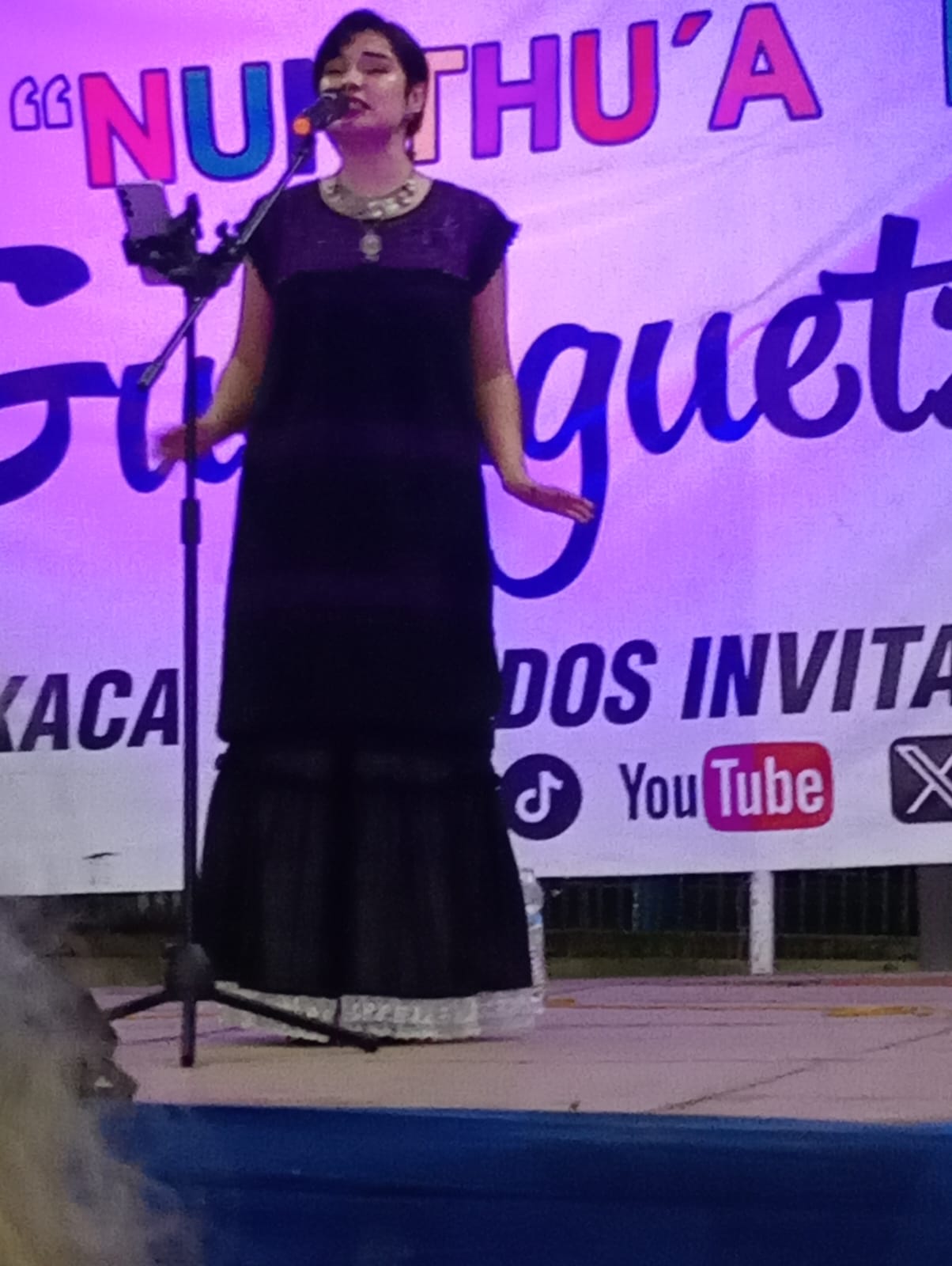 Cantante interpretando música oaxaqueña en el festival Nunthu'a Méjico, Irapuato 2026