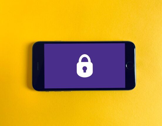 Teléfono móvil con candado digital, seguridad y privacidad telefónica
