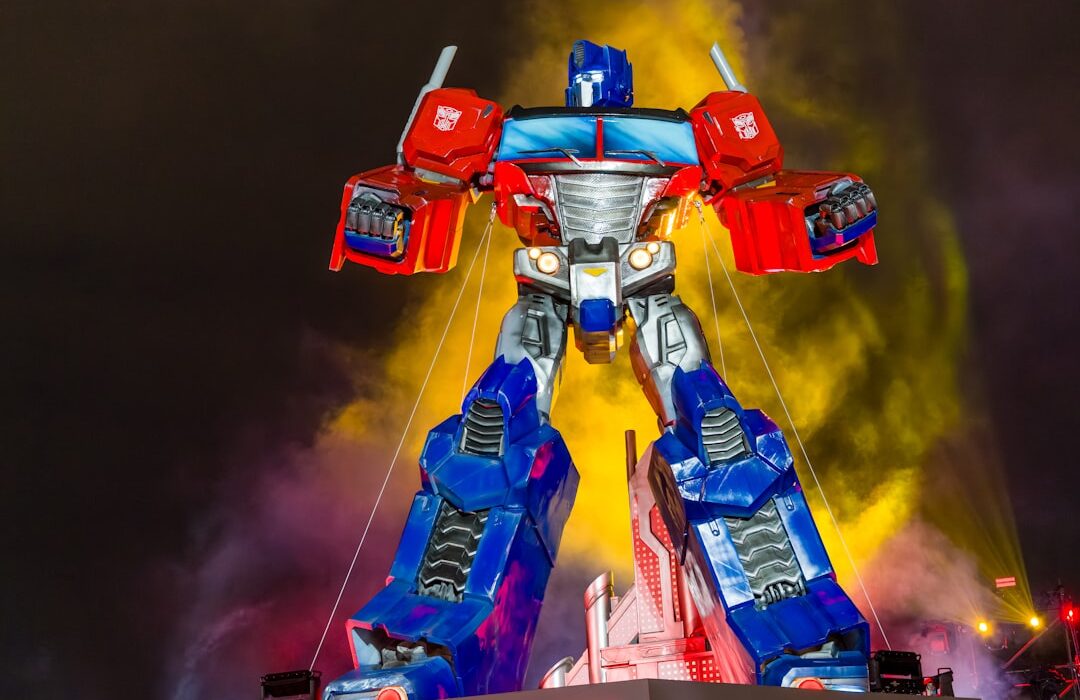 Estatua gigante de Optimus Prime iluminada de noche