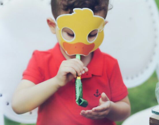 Niño disfrutando fiesta cumpleaños — pintacaritas fáciles para niños