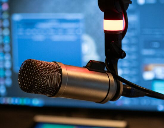 Micrófono de estudio de radio — webinar RadioBoss en vivo