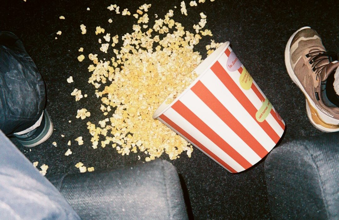 Palomitas derramadas en sala de cine — estrenos septiembre 2026