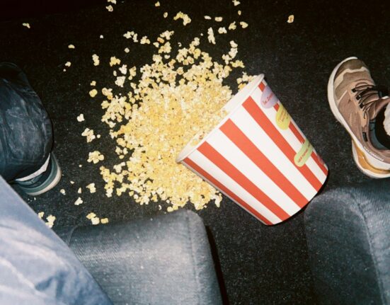 Palomitas derramadas en sala de cine — estrenos septiembre 2026