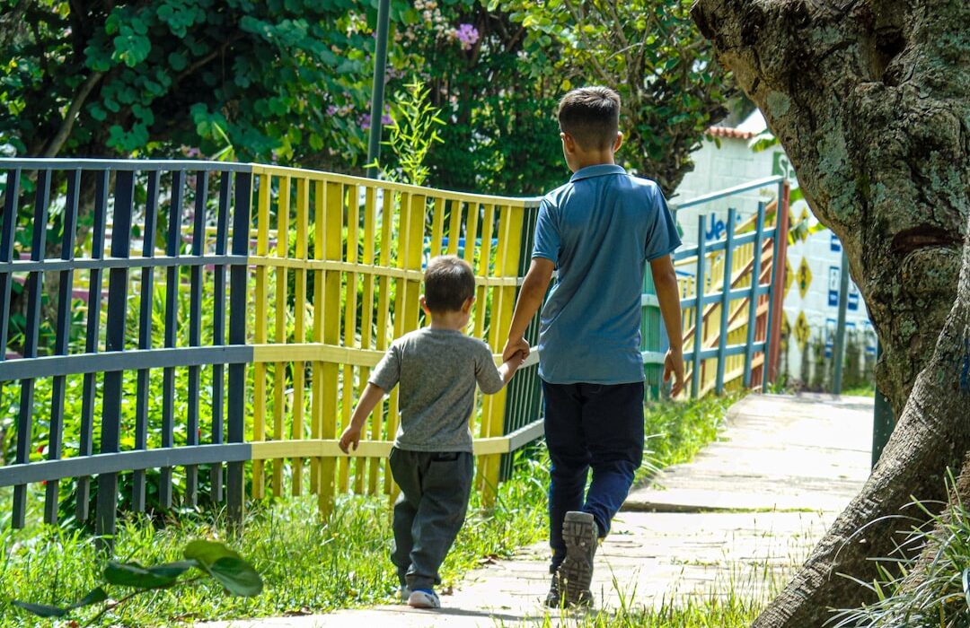 Padre caminando con sus hijos — imagen ilustrativa caso Gliomar Contreras casa hogar Venezuela