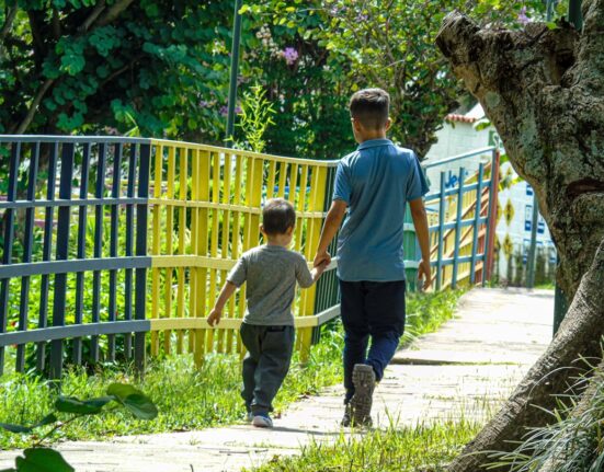 Padre caminando con sus hijos — imagen ilustrativa caso Gliomar Contreras casa hogar Venezuela