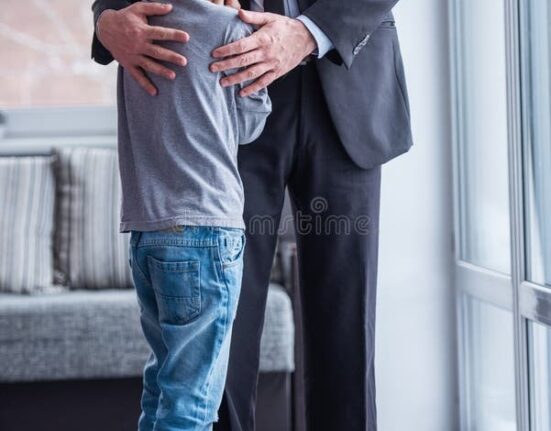 Un niño abraza a su padre en un momento emotivo, representando la importancia de expresar emociones y la inteligencia emocional infantil