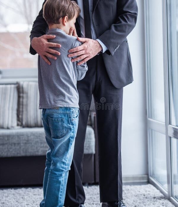 Un niño abraza a su padre en un momento emotivo, representando la importancia de expresar emociones y la inteligencia emocional infantil