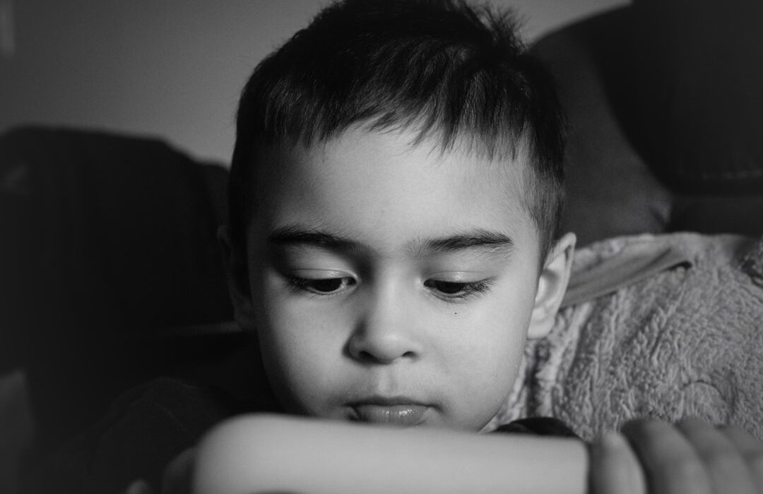 Niño mirando su teléfono — Roblox seguridad infantil demandas 2026