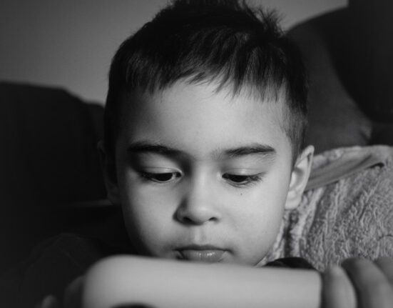 Niño mirando su teléfono — Roblox seguridad infantil demandas 2026